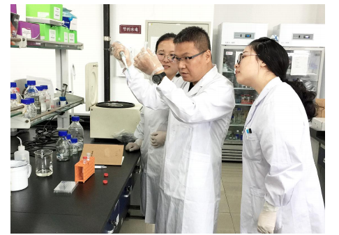 天津科技大學(xué)食品科學(xué)與工程學(xué)院黨委書記、院長杜欣軍（中）
